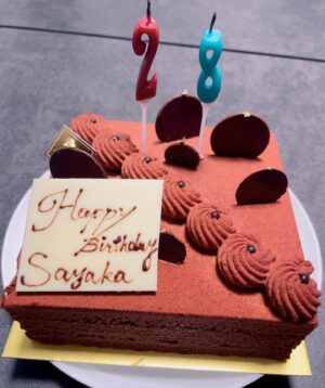 Sayaka Senbongi Instagram - 本日28歳の誕生日を迎えましたああー！
たくさんのメッセージありがとうございます！！

27歳の一年は本当に周りの人に支えられて過ごしたなぁという感覚が強くて、人とのつながりは大切なんだなぁと改めて感じさせられた一年でした。

楽しいこと、嬉しいことたっくさんあるけど、苦しい事も、辛くて前向けないなぁって日ももちろんあって…。いろんな日々があるけど、それでも前を向いて毎日を生きた先にいい未来が待っていると信じてこれからも頑張っていこうと思います！！

大人になればなるほど、応援してくださってる皆様のありがたみを本当に感じます。
推し活とかしにくいだろうなぁと思うんだけど、これからも良い作品を皆様に届けられるように頑張るのでこれからもどうぞよろしくお願いいたします🥺！

写真はお家で一足先にお祝いしてもらったチョコケーキと、ありがたいことに現場でいただいたショートケーキです😊