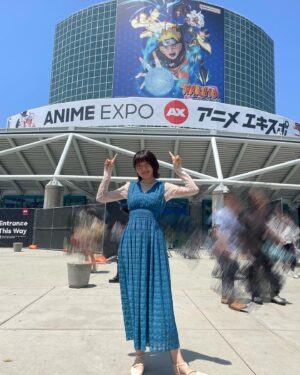 Sayaka Senbongi Instagram - LA第二弾〜！
遅くなってしまって申し訳ないです🥺

イベントに二日間参加予定で、1日目はステージ登壇させていただきました！

その合間にダンジョン飯のブースに行かせてもらったりしてて、パネルやら、映像やらをみてきましたよ〜！
リアル大サソリと歩き茸の水炊きの鍋すごかった〜！！

ステージ登壇終わった後にはレゴシに遭遇したりして🤭
BEASTARS の続きもありますのでそちらもみなさんお楽しみに👏👏

そして、２日目はインタビューとサイン会！
ちなみに、イベントの洋服はシワにならないを第一に1日目も２日目も考えました笑
(1日目はマルシルをイメージしたよ🫣)

インタビュー会場の入り口ではタイミングよくコダックと遭遇して嬉しくなって写真を撮ってしまいました🥺👏
私がポケモンのアニメで演じていたキクナさんがコダック大好きなのです♡
だからそこから私もコダックを見つけるとテンションが上がります♡

サイン会にもたくさんの人が来てくださって、私が担当したキャラクターのフィギュアだったり、ポスターだったりを見せてくれたり、頑張って日本語を話してくださる方がいたりと、一生の思い出に残る楽しい時間をおくることができました！
離れた地で私のことなんて知ってる人いるのかしら?と思いながらサイン会にのぞんだのですが、そんなこと吹っ飛ばしてくれた皆様に感謝です🥲

ここまで連れて来てくださって、現地でも沢山のサポートをしてくださったスタッフさんの皆さん、イベントに来てくださった方々、皆さんのおかげで本当に本当に楽しい時間を過ごせました！
この旅でいただいたパワーを力に変えてまた頑張っていきます！！

そしてLA第三弾に続く。。。🤣