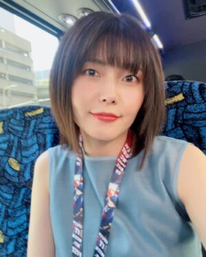 Sayaka Senbongi Instagram - LA第二弾〜！
遅くなってしまって申し訳ないです🥺

イベントに二日間参加予定で、1日目はステージ登壇させていただきました！

その合間にダンジョン飯のブースに行かせてもらったりしてて、パネルやら、映像やらをみてきましたよ〜！
リアル大サソリと歩き茸の水炊きの鍋すごかった〜！！

ステージ登壇終わった後にはレゴシに遭遇したりして🤭
BEASTARS の続きもありますのでそちらもみなさんお楽しみに👏👏

そして、２日目はインタビューとサイン会！
ちなみに、イベントの洋服はシワにならないを第一に1日目も２日目も考えました笑
(1日目はマルシルをイメージしたよ🫣)

インタビュー会場の入り口ではタイミングよくコダックと遭遇して嬉しくなって写真を撮ってしまいました🥺👏
私がポケモンのアニメで演じていたキクナさんがコダック大好きなのです♡
だからそこから私もコダックを見つけるとテンションが上がります♡

サイン会にもたくさんの人が来てくださって、私が担当したキャラクターのフィギュアだったり、ポスターだったりを見せてくれたり、頑張って日本語を話してくださる方がいたりと、一生の思い出に残る楽しい時間をおくることができました！
離れた地で私のことなんて知ってる人いるのかしら?と思いながらサイン会にのぞんだのですが、そんなこと吹っ飛ばしてくれた皆様に感謝です🥲

ここまで連れて来てくださって、現地でも沢山のサポートをしてくださったスタッフさんの皆さん、イベントに来てくださった方々、皆さんのおかげで本当に本当に楽しい時間を過ごせました！
この旅でいただいたパワーを力に変えてまた頑張っていきます！！

そしてLA第三弾に続く。。。🤣