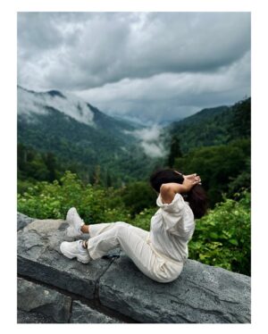Sayali Sanjeev Instagram - Smoky Mountains National Park 🏞️ ❤️
•
•
•
#usa #smokymountains #smokymountainsnationalpark #nature #love #happyme