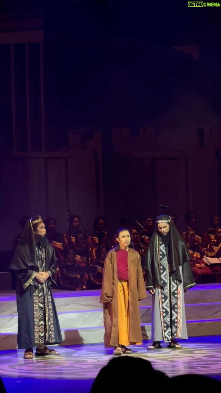 Saykoji - 2.4K Likes - great job, son🔥momen terharu orang tua🥲
@aaronpenyami as Judas di musikal #JesusChristSuperstar
kita keluarga yg mayan berisik waktu curtain call🤣🤣
special dedication @gabrielagabycristy yang sering datang & bantu latihan vokal aaron🫡😍🙏
Thank you juga sutradara @rangamaru & @ninobukir buat dedikasinya untuk anak anak ini.