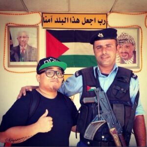 Saykoji Instagram - Bethlehem, West Bank 2013
bareng yang jaga area Church of Nativity
My hat says “SHALOM” שָׁלוֹם in hebrew
Peace for all🕊️