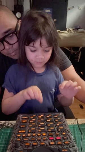 Saykoji Instagram - Ariana’s first drumming #fingerdrumming #sp404mk2 #boombap