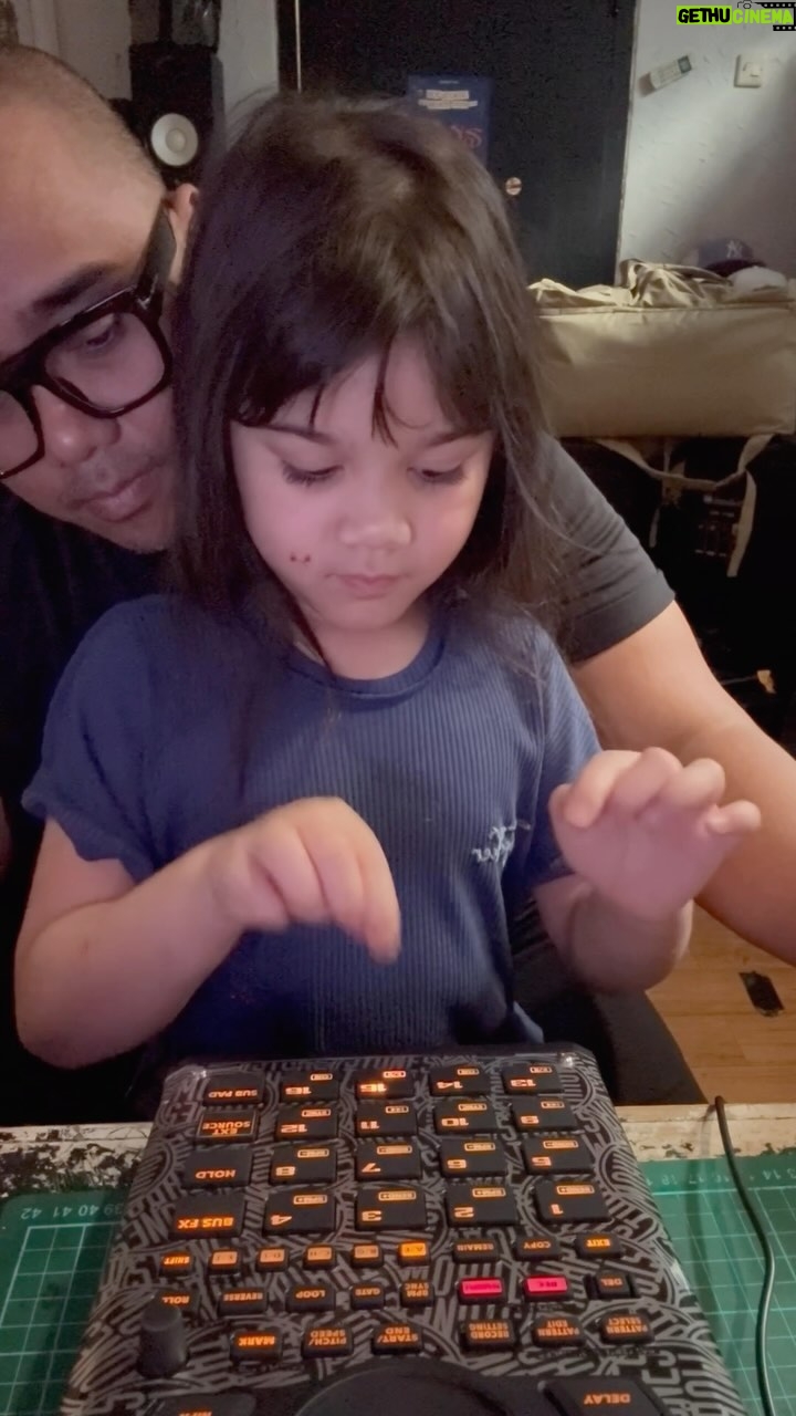 Saykoji - 4.7K Likes - Ariana’s first drumming #fingerdrumming #sp404mk2 #boombap