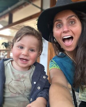 Scarlet Dergal Instagram - Ayer hace un año nació el Ser que me agrandó el corazón, transformó mi visión e hizo a mi corazón latir por la Vida. 
.
TAO, gracias por ser mi compañero de vida 💓