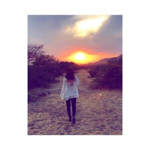 Scarlet Dergal Instagram - Olvidar para luego recordar. Recordar que somos Una sola Conciencia jugando a la fragmentación de muchas formas. Recordar que tú eres yo y yo soy tu.  Recordar que si te juzgo me estoy juzgando a mi. Luego olvidarlo, y perderme en el drama de la vida, verme y sentirme diferente a ti para una vez más  volver a recordar que somos Uno. Ese es el gran baile de la vida. El juego de la existencia. #lila #thedance #recuerda 〰️🕳〰️⚡️〰️🕳〰️⚡️