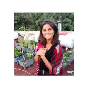 Scarlet Dergal Instagram - Cultivar nuestro alimento no sólo disminuye nuestra huella de carbono, o nos da la experiencia de comer orgánico y local. También nos Reeconecta con nuestra Madre Tierra 〰🌎〰. El solo hecho de hablar con una planta o con un árbol genera un puente de comunicación con su conciencia. Nosotros al igual que las células de nuestro cuerpo formamos parte de la tierra. Si nosotros somos células sanas, la tierra está sana.  Este es el momento de entender que todos somos uno con el planeta. Uno con el universo. Uno con el t🌀d🌀. Si nuestras células no están conectadas con nuestro cuerpo, nuestro cuerpo se enferma. Lo mismo pasa con nuestra tierra. Hoy, agradecemos 🙏 a la tierrita por todo lo que nos regala, por ser el hogar perfecto para la vida, por ser nuestra madre 🦋. #pachamama #growurownfood #huertourbano 🌎♥️🙏#graciasmadre