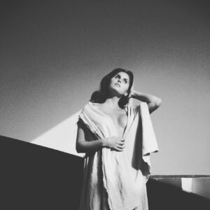 Scarlet Dergal Instagram - A veces, necesitamos sentir que existimos. Entonces buscamos ojos que nos vean, se reconozcan en nosotros y sientan que también existen. Y entonces, jugamos al juego de las miradas. Y a veces, solo a veces, cuando estás —Aquí—, te das cuenta que al que estás viendo, es A Ti. —Hola!