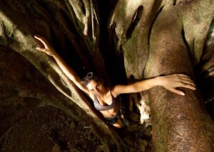 Scarlet Dergal Instagram - Un árbol absorbe carbóno , emite oxígeno , nos regala sombra, es hogar de aves, changos, arañas, tira hojas para hacer acolchado y entre otras cosas , abre huequitos para abrazarnos. 
.
Por @lucianolarobina