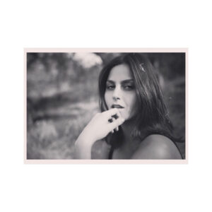 Scarlet Dergal Instagram - “La mente pensante es muy buen sirviente pero muy mal maestro. 
Observó al que habla, observó a ellos que escuchan, también observó el pensamiento. Los pensamientos son nubes que vienen y van. Yo solo observó. Observar el proceso desde este lugar aquí adentro me calma. Un lugar en donde la flama nunca se apaga. Y mientras más aprendo a estar en este lugar, se vuelve más y más profundo, más y más tranquilo.”.
〰️
~
.
Ram Dass 🍭

Uno de los grandes maestros que me han guiado y enseñado que por más denso que se vuelva el drama en el plano físico, es solo un juego, solo un sueño. Y que el único fin, es sentir la unidad y estar Presentes. .
.
.
📸 @kyoungnomphoto 
#ramdass #theplayofexistence #thedance #lilarasa #beherenow