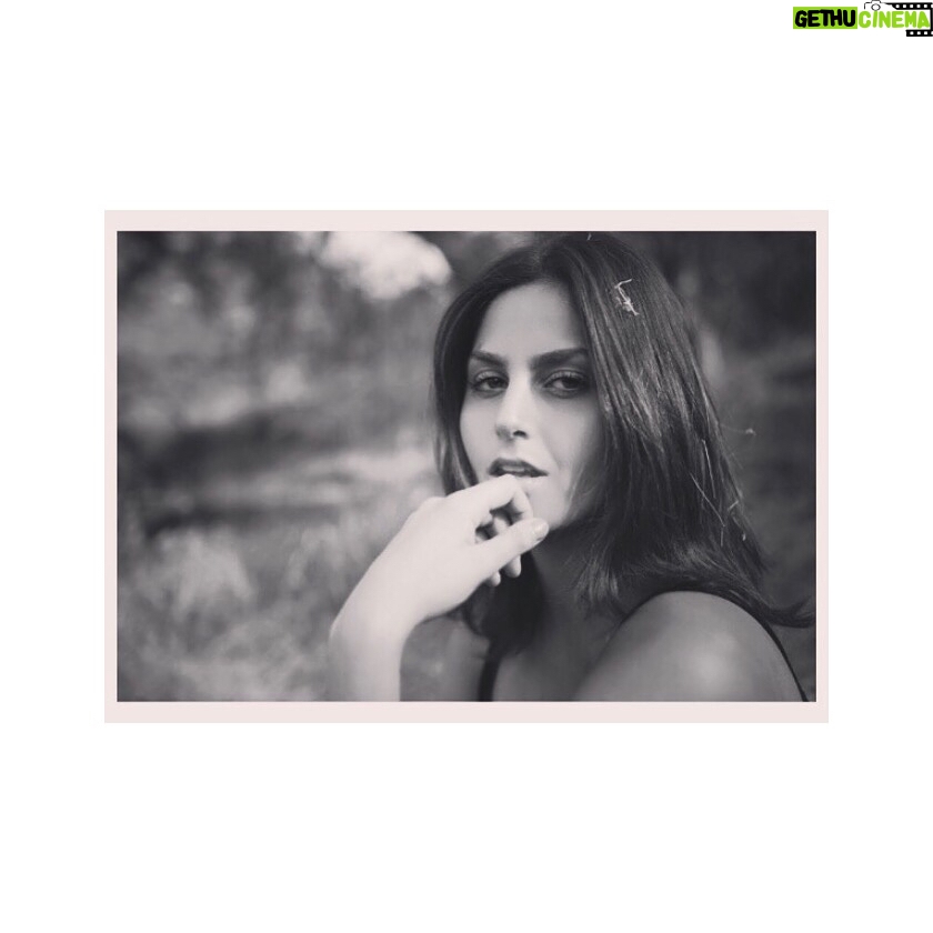 Scarlet Dergal - 0.9K Likes - “La mente pensante es muy buen sirviente pero muy mal maestro.
Observó al que habla, observó a ellos que escuchan, también observó el pensamiento. Los pensamientos son nubes que vienen y van. Yo solo observó. Observar el proceso desde este lugar aquí adentro me calma. Un lugar en donde la flama nunca se apaga. Y mientras más aprendo a estar en este lugar, se vuelve más y más profundo, más y más tranquilo.”.
〰️
~
.
Ram Dass 🍭
Uno de los grandes maestros que me han guiado y enseñado que por más denso que se vuelva el drama en el plano físico, es solo un juego, solo un sueño. Y que el único fin, es sentir la unidad y estar Presentes. .
.
.
📸 @kyoungnomphoto
#ramdass #theplayofexistence #thedance #lilarasa #beherenow