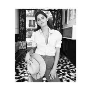 Scarlet Dergal Instagram - Esta foto es solo para decir que chequen los collares de @nyalajewelry que hace mi súper model talented friend @chelseacara_ 💎 desde Africa! ¿Como ven?
.
.
.
Me vistió bien lindo @shopstylemanners 🌀
