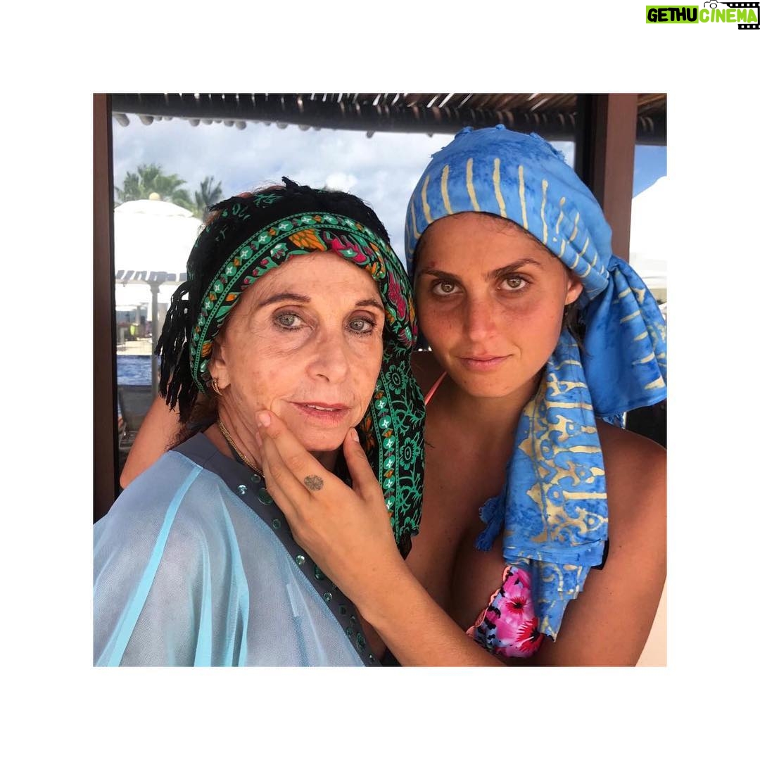 Scarlet Dergal - 2.8K Likes - Ella es mi abuela, hoy cumplió 80 años.
Me dijo:
Sea lo que se que quieras, lánzate. La vida se pasa volando como el viento. Y al final te das cuenta que no te llevas nada. Son solo experiencias. Arriesgate, sin miedo. Solo ve y hazlo.
.
#lebanesegirls