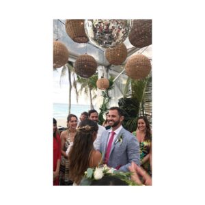 Scarlet Dergal Instagram - Mi bro se caso ayer. Su esposa es una reina. Todos nos emborrachamos, nos reímos y bailamos. Estoy feliz pero estoy cruda. Igualmente estoy feliz. Por que mi hermano es el hombre más feliz. Y verlo feliz me hace feliz. 👰🏼🔥🤵🏽