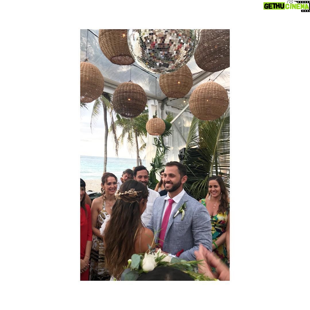 Scarlet Dergal - 0.9K Likes - Mi bro se caso ayer. Su esposa es una reina. Todos nos emborrachamos, nos reímos y bailamos. Estoy feliz pero estoy cruda. Igualmente estoy feliz. Por que mi hermano es el hombre más feliz. Y verlo feliz me hace feliz. 👰🏼🔥🤵🏽