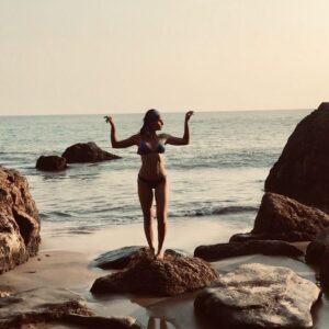 Scarlet Dergal Instagram - En el exterior vienen y van olas, las nubes cambian de forma, sale el sol y luego llueve, las flores florecen y en seguida mueren, relaciones empiezan y terminan, hay luna llena y se transforma en nueva. Pero tu, tu real tu, ese que es igual que yo, siempre estará. 
.
Ahí, adentro.