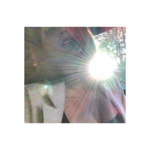Scarlet Dergal Instagram - Vibración. 〰️ Pulsación. Contrastes generadores de imágenes. Luz y Oscuridad. Sonido y Silencio. Aquí y allá. Tú y yo. Solo somos reflejos del Todo. ☯️ #everythingeverything #lightisshadow #shadowislight