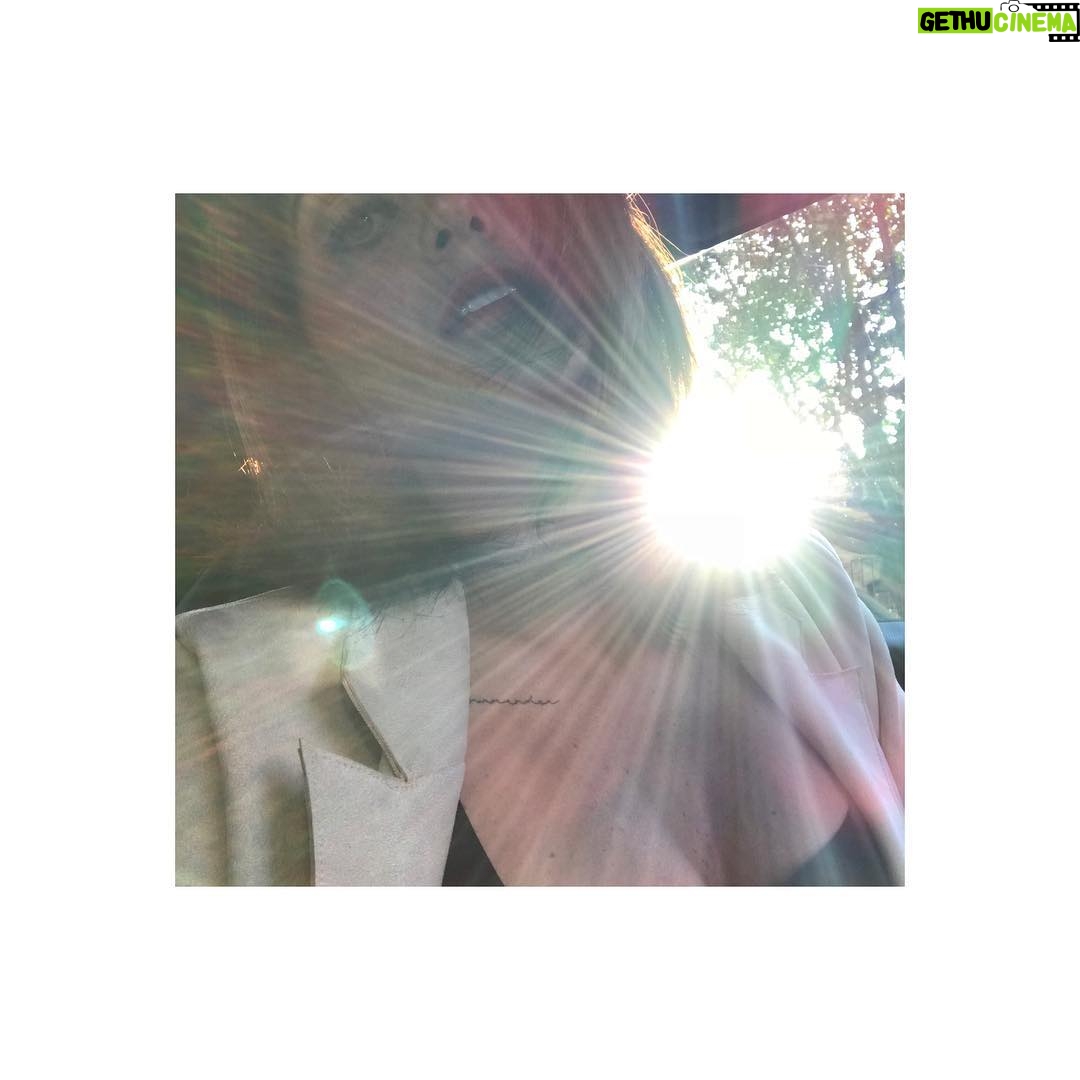 Scarlet Dergal - 828 Likes - Vibración. 〰️ Pulsación. Contrastes generadores de imágenes. Luz y Oscuridad. Sonido y Silencio. Aquí y allá. Tú y yo. Solo somos reflejos del Todo. ☯️ #everythingeverything #lightisshadow #shadowislight