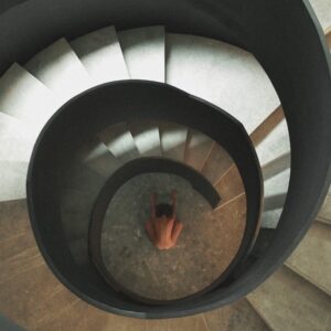 Scarlet Dergal Instagram - En la espiral de la vida vamos y venimos, persiguiendo la divina ilusión de que hay algo más que obtener de Ella aparte de Este Momento. Y así, persiguiendo... damos vueltas y vueltas.
.
Samsara le dicen 🌀 o “the rat race”
.
📸@enriqueabed