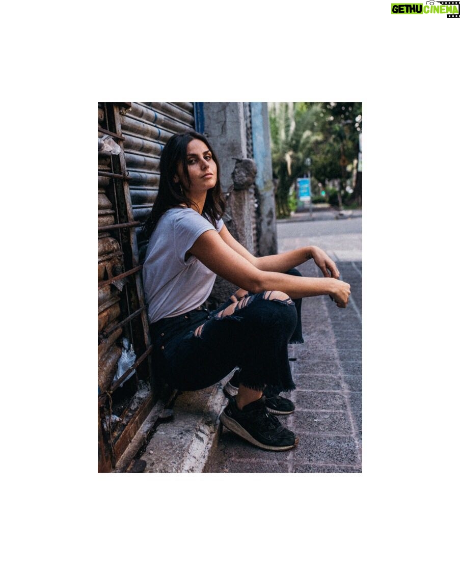Scarlet Dergal - 1.8K Likes - Si no te veo en un rato acuérdate más de lo que hicimos, olvida lo que no dijimos. Y si derrepente aparecemos juntos en el plano de la imaginación, selecciona las imágenes que te hagan vibrar rico y borra las que estén embarradas de expectativas lejanas. Luego observa como las seleccionadas se convierten en “realidad”. Y nos vemos Aquí de nuevo.
.
Your life is yours to create 🦋
.
.
.
@rads_photography