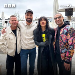 Scott Mills Instagram - It’s Eurovision royalty daaaarlings! 💛

@loreenofficial #Eurovision