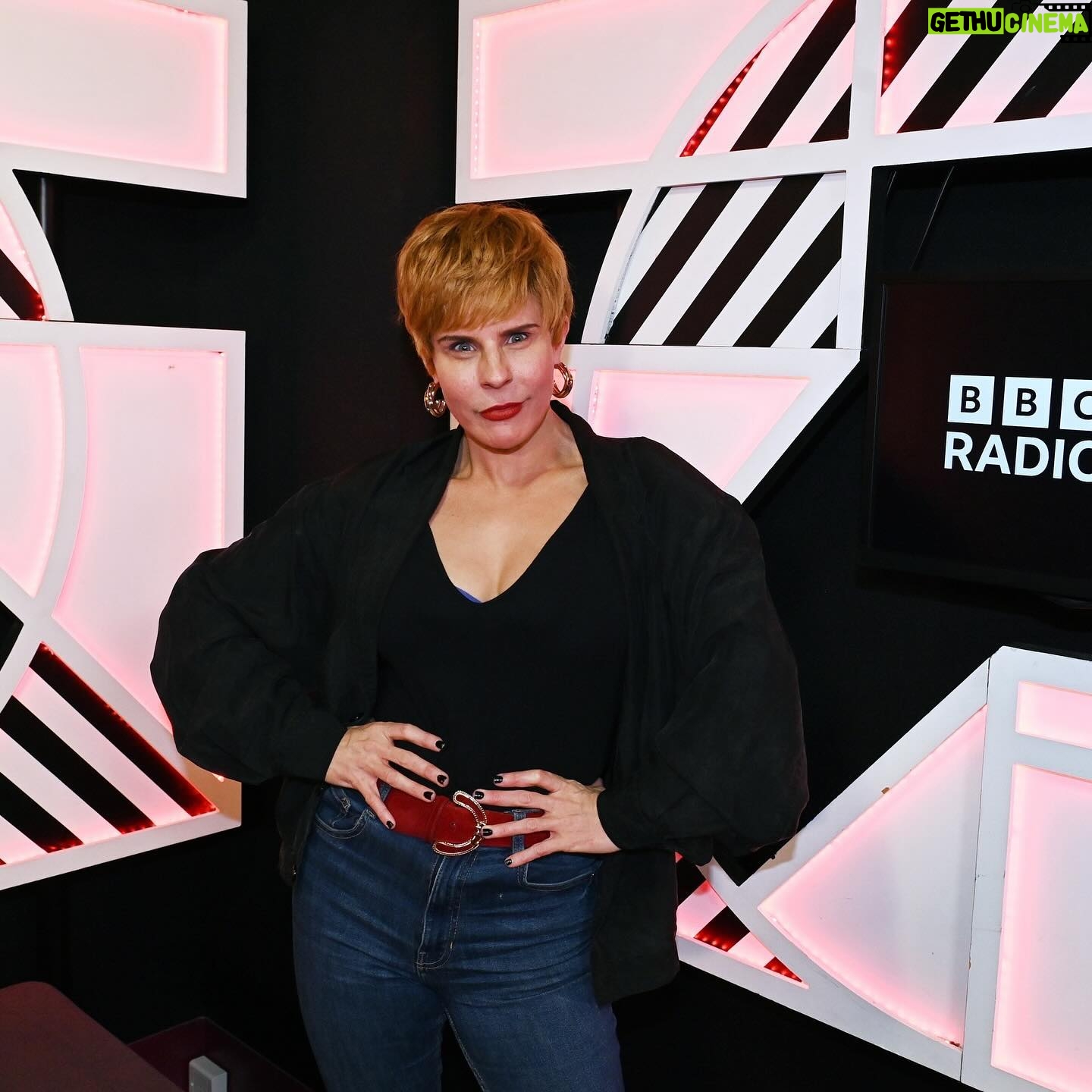 Scott Mills - 11.6K Likes - Scuse me laydeh! Charity Shop Sue popped by to see Scott Mills! 🧡