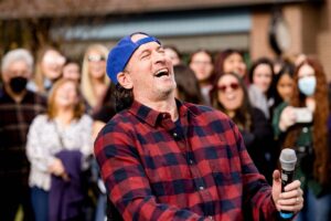 Scott Patterson Instagram - SEE STARS HOLLOW! OUR GLOBAL VIRTUAL STREAM (with bonus footage) that took place in front of a live audience right on the Gilmore Girls set! THANK YOU to everyone who attended in person and tuned in online… it was A BLAST!!! We appreciate you all so much!! @scottgordonpatterson @arisalvaradoactor @shellycole88 @roseabdoo @iamallinpodcast @wbtourhollywood @warnerbrosentertainment @iheartradio @iheartpodcast @gilmoregirls @scottypsbigmugcoffee 
🧢 
#StarsHollow #LukeDanes #GilmoreGirls #LukesDiner #ScottPatterson #warnerbrosstudios #holidaysmadehere #warnerbrosstudiotour