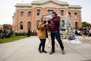 Scott Patterson Instagram - SEE STARS HOLLOW! OUR GLOBAL VIRTUAL STREAM (with bonus footage) that took place in front of a live audience right on the Gilmore Girls set! THANK YOU to everyone who attended in person and tuned in online… it was A BLAST!!! We appreciate you all so much!! @scottgordonpatterson @arisalvaradoactor @shellycole88 @roseabdoo @iamallinpodcast @wbtourhollywood @warnerbrosentertainment @iheartradio @iheartpodcast @gilmoregirls @scottypsbigmugcoffee 
🧢 
#StarsHollow #LukeDanes #GilmoreGirls #LukesDiner #ScottPatterson #warnerbrosstudios #holidaysmadehere #warnerbrosstudiotour