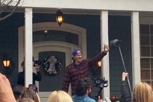 Scott Patterson Instagram - SEE STARS HOLLOW! OUR GLOBAL VIRTUAL STREAM (with bonus footage) that took place in front of a live audience right on the Gilmore Girls set! THANK YOU to everyone who attended in person and tuned in online… it was A BLAST!!! We appreciate you all so much!! @scottgordonpatterson @arisalvaradoactor @shellycole88 @roseabdoo @iamallinpodcast @wbtourhollywood @warnerbrosentertainment @iheartradio @iheartpodcast @gilmoregirls @scottypsbigmugcoffee 
🧢 
#StarsHollow #LukeDanes #GilmoreGirls #LukesDiner #ScottPatterson #warnerbrosstudios #holidaysmadehere #warnerbrosstudiotour