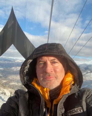 Scott Patterson Instagram - 12,000 feet here I come …. then this afternoon I hop on a plane to head back to Stars Hollow! ⛄️ Details at link in my bio - SCOTTYP.COM 
❄️
#aspencolorado @iamallinpodcast @iheartradio @iheartpodcast @scottgordonpatterson @scottypsbigmugcoffee #gilmoregirls #lukedanes