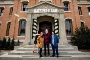 Scott Patterson Instagram - SEE STARS HOLLOW! OUR GLOBAL VIRTUAL STREAM (with bonus footage) that took place in front of a live audience right on the Gilmore Girls set! THANK YOU to everyone who attended in person and tuned in online… it was A BLAST!!! We appreciate you all so much!! @scottgordonpatterson @arisalvaradoactor @shellycole88 @roseabdoo @iamallinpodcast @wbtourhollywood @warnerbrosentertainment @iheartradio @iheartpodcast @gilmoregirls @scottypsbigmugcoffee 
🧢 
#StarsHollow #LukeDanes #GilmoreGirls #LukesDiner #ScottPatterson #warnerbrosstudios #holidaysmadehere #warnerbrosstudiotour