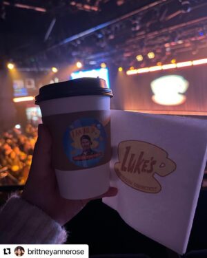 Scott Patterson Instagram - What a fun night we had at the @iamallinpodcast LIVE event! Thank you all for coming! Such a pleasure meeting everyone! If you couldn’t make it, you can grab a ticket to watch the worldwide 🌎 stream which becomes available to watch on 1/25! 🎟️ Link 🔗 in bio for tickets! 🎟️ 
🧢 
@wbtourhollywood @iheartpodcast @iheartradio @gilmoregirls @scottgordonpatterson @keikoagena @sebastianbach @vanessamarano @scottypsbigmugcoffee 
・・・
“I Am All In ❄️⭐️☕️!” #Repost @brittneyannerose with @use.repost #scottpatterson #lukedanes #gilmoregirls #lanekim #starshollow #lukesdiner #iamallin #sebastianbach #vanessamarano #sallystruthers #scottypsbigmugcoffee #ismellsnow #babetteateoatmeal