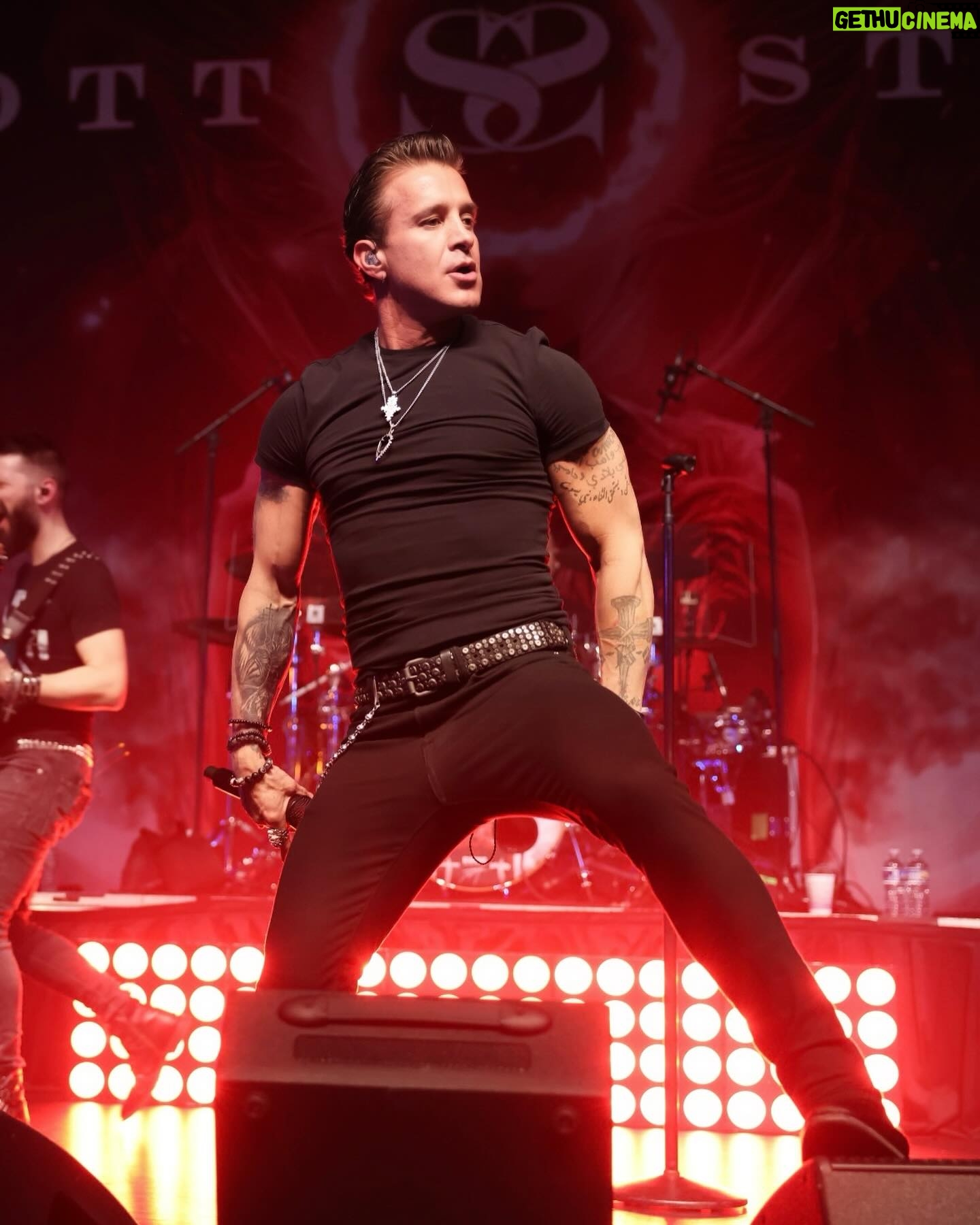 Scott Stapp - 10.5K Likes - @chsmusichall Thank you for⚡️#electric ⚡️ evening last night🙏🏻 #higherpower #livemusic #rocknroll #energy #vibes #memories
📷 @badjonphoto