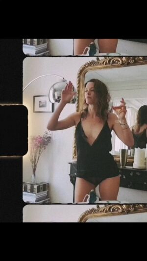 Scottie Thompson Instagram - This time last year. Take me back, Paris mon amour.
•
•
•
#repost 

@ulikula Je t’adore

Miss Paris.

#reel #paris #dance