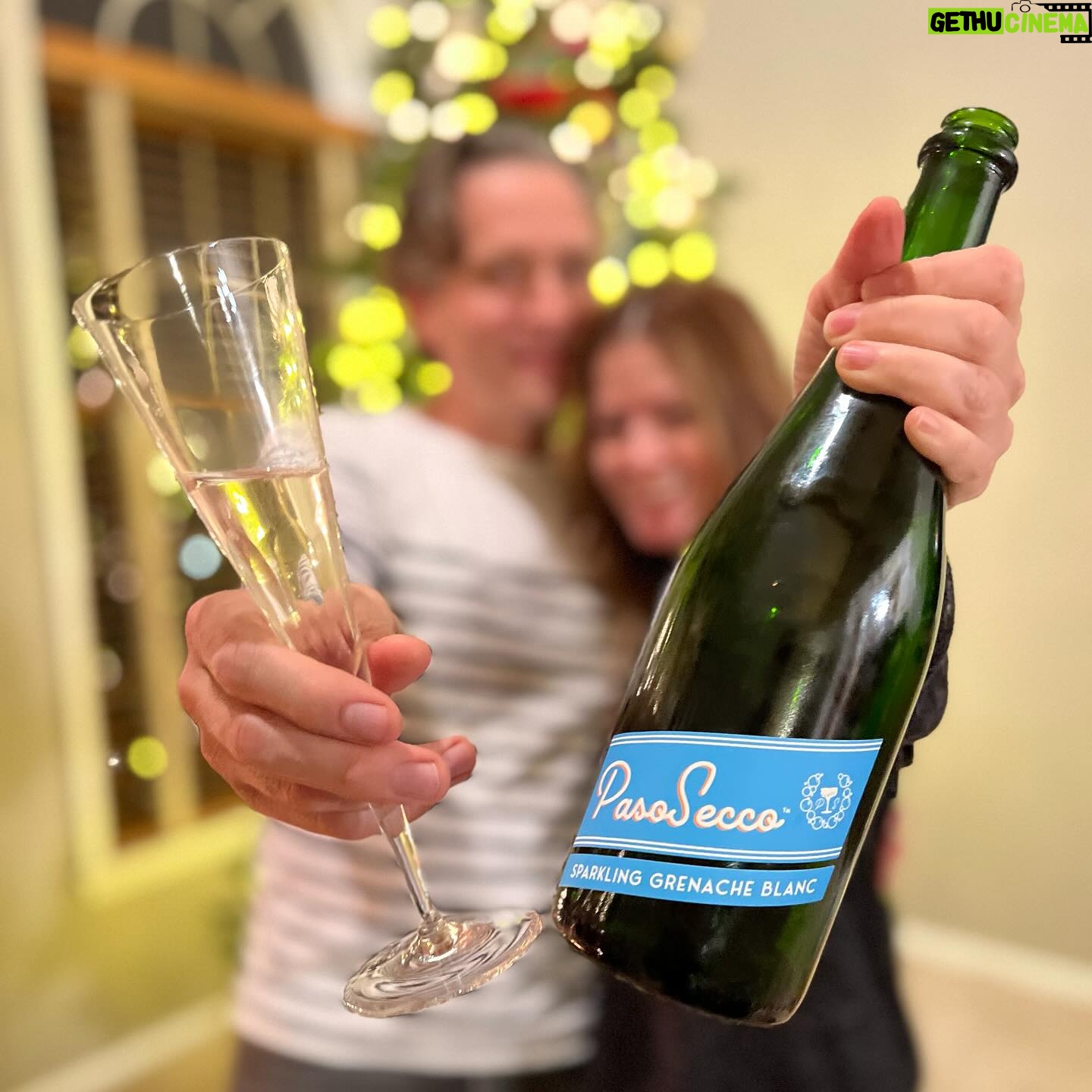 Seamus Dever - 2.3K Likes - Happy New Sparkling ✨
Ringing in the new year with a bottle of our VERY OWN brand spanking new wine: @pasosecco!
It’s a limited edition, but we’d love you to try this bright, apple-y sparkling if you can get your hands on a bottle. We’re really proud of it!
Have an amazing 2024 friends!
#HappyNewYear #goodbye2023 #hello2024 #bubbles #sparkling #prosecco #bestbubblesinpaso