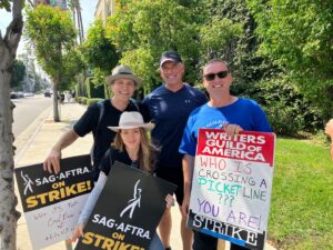 Seamus Dever Instagram - Another day on the lines yesterday. New friends and old friends and feeling a good energy like this is going somewhere. And a lot of puppets. #sagaftrastrike #wgastrike