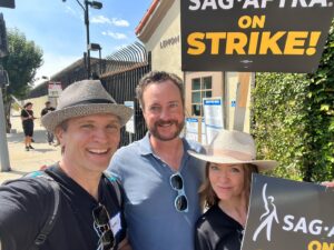Seamus Dever Instagram - Another day on the lines yesterday. New friends and old friends and feeling a good energy like this is going somewhere. And a lot of puppets. #sagaftrastrike #wgastrike