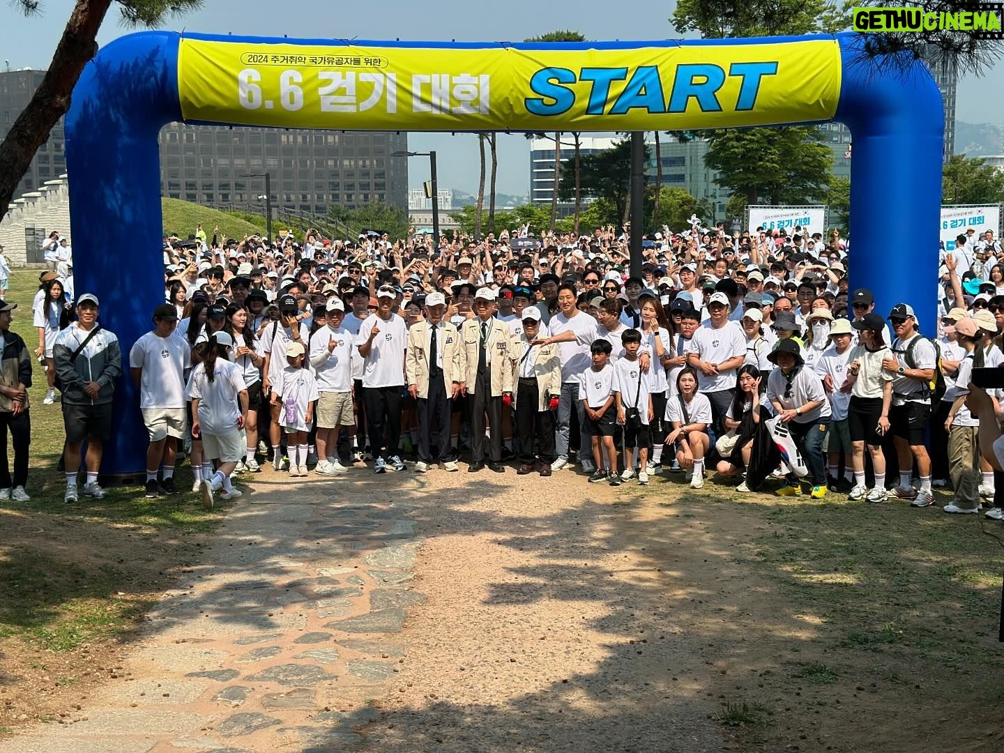 Sean - 5.7K Likes - 🇰🇷
6월6일 현충일
대한민국을 위해서 목숨을 바치신 호국영령에게 감사의 마음을 전해드리며 참전용사분들의 주거 개선을 위해서 2024 6.6 걷기를 해비차트와 함께 개최했습니다.
1500명이 모여서 나라를 지켜주신 분들에게 감사하는 묵념의 시간을 갖고 6.6km를 함께 걸으며 우리의 방식으로 기뇸했습니다.
90세가 넘으신 세분의 6.25 참전용사분들께서 전해주신 축하 안사말씀에 모두의 마음이 뭉클했습니다.
내년애는 더 많은 서람들과 함깨 감사의 마음을 전하갰습니다.
2024 6.6 걷기를 통해 모인 3악1천 6백만원은 참전용사분들의 주거개선을 위해서 전액 해비타트에 기부됐습니다.
@habitatkorea