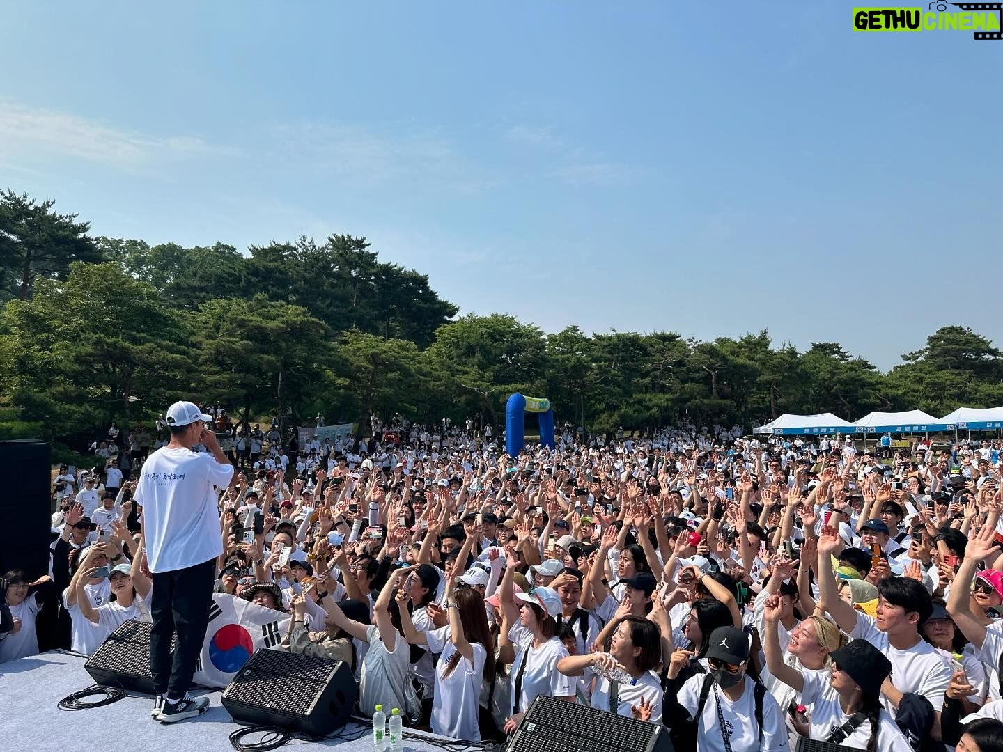 Sean - 5.7K Likes - 🇰🇷
6월6일 현충일
대한민국을 위해서 목숨을 바치신 호국영령에게 감사의 마음을 전해드리며 참전용사분들의 주거 개선을 위해서 2024 6.6 걷기를 해비차트와 함께 개최했습니다.
1500명이 모여서 나라를 지켜주신 분들에게 감사하는 묵념의 시간을 갖고 6.6km를 함께 걸으며 우리의 방식으로 기뇸했습니다.
90세가 넘으신 세분의 6.25 참전용사분들께서 전해주신 축하 안사말씀에 모두의 마음이 뭉클했습니다.
내년애는 더 많은 서람들과 함깨 감사의 마음을 전하갰습니다.
2024 6.6 걷기를 통해 모인 3악1천 6백만원은 참전용사분들의 주거개선을 위해서 전액 해비타트에 기부됐습니다.
@habitatkorea