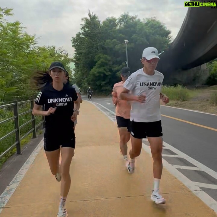 Sean - 8.6K Likes - 🏃♂️
한시간 하나님 이야기 하며 러닝
이러다가 천국까지 달려가겠는걸
지금 우리는 예배중
모든 것이 ‘은혜’