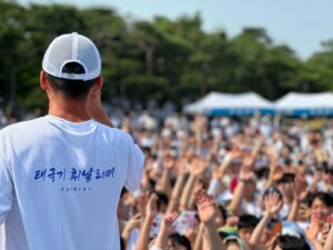 Sean Instagram - 🇰🇷
6월6일 현충일
대한민국을 위해서 목숨을 바치신 호국영령에게 감사의 마음을 전해드리며 참전용사분들의 주거 개선을 위해서 2024 6.6 걷기를 해비차트와 함께 개최했습니다.
1500명이 모여서 나라를 지켜주신 분들에게 감사하는 묵념의 시간을 갖고 6.6km를 함께 걸으며 우리의 방식으로 기뇸했습니다.
90세가 넘으신 세분의 6.25 참전용사분들께서 전해주신 축하 안사말씀에 모두의 마음이 뭉클했습니다.
내년애는 더 많은 서람들과 함깨 감사의 마음을 전하갰습니다.
2024 6.6 걷기를 통해 모인 3악1천 6백만원은 참전용사분들의 주거개선을 위해서 전액 해비타트에 기부됐습니다.
@habitatkorea