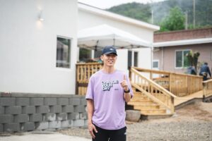Sean Instagram - 🇰🇷잘 될거야, 대한민국! 1~10호집
2020년 광복 75주년을 기념하기 위해서
8월15일 81.5km를 달리기로 마음 먹었습니다
어려운 환경에서 살고 계신 독립유공자 후손분들의 집을 지어드리고자 시작한 또 하나의 작은 한걸음이었습니다.
1호 집이 다 지어지고 헌정식을 위해서 전남 화순에 갔을때
1호집 주인이신 독립유공자 후손이신 김금순 할머니의 눈물을 보며 할머니의 손을 붑잡고 할머니께 약속 드렸습니다.
“제가 100호집까지 지어볼게요’
지금 13호집까지 완공되서 독립유공자 후손분즐께 헌정해드렸고 14,15,16,17호 집이 진행중입니다
김금순 헐머니와 헌 역속, 독립유공자 후손분들을 위한 100호의 집이 다 지어질때까지 저는 81.5km를 달립니다.
100호 집까지 짓는대는 지금  기준으로 200억원 정도 들 예정입니다

‘누군가는 해야 할 일이기에’

815런 신청 링크는 프로필에 있습니다.
#2024_815런 #815런 #잘될거야대한민국 #고맙습니다잊지않겠습니다 #한국해비타트 #션 #HabitatForHumanity