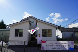 Sean Instagram - 🇰🇷잘 될거야, 대한민국! 1~10호집
2020년 광복 75주년을 기념하기 위해서
8월15일 81.5km를 달리기로 마음 먹었습니다
어려운 환경에서 살고 계신 독립유공자 후손분들의 집을 지어드리고자 시작한 또 하나의 작은 한걸음이었습니다.
1호 집이 다 지어지고 헌정식을 위해서 전남 화순에 갔을때
1호집 주인이신 독립유공자 후손이신 김금순 할머니의 눈물을 보며 할머니의 손을 붑잡고 할머니께 약속 드렸습니다.
“제가 100호집까지 지어볼게요’
지금 13호집까지 완공되서 독립유공자 후손분즐께 헌정해드렸고 14,15,16,17호 집이 진행중입니다
김금순 헐머니와 헌 역속, 독립유공자 후손분들을 위한 100호의 집이 다 지어질때까지 저는 81.5km를 달립니다.
100호 집까지 짓는대는 지금  기준으로 200억원 정도 들 예정입니다

‘누군가는 해야 할 일이기에’

815런 신청 링크는 프로필에 있습니다.
#2024_815런 #815런 #잘될거야대한민국 #고맙습니다잊지않겠습니다 #한국해비타트 #션 #HabitatForHumanity