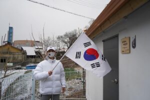 Sean Instagram - 🇰🇷잘 될거야, 대한민국! 1~10호집
2020년 광복 75주년을 기념하기 위해서
8월15일 81.5km를 달리기로 마음 먹었습니다
어려운 환경에서 살고 계신 독립유공자 후손분들의 집을 지어드리고자 시작한 또 하나의 작은 한걸음이었습니다.
1호 집이 다 지어지고 헌정식을 위해서 전남 화순에 갔을때
1호집 주인이신 독립유공자 후손이신 김금순 할머니의 눈물을 보며 할머니의 손을 붑잡고 할머니께 약속 드렸습니다.
“제가 100호집까지 지어볼게요’
지금 13호집까지 완공되서 독립유공자 후손분즐께 헌정해드렸고 14,15,16,17호 집이 진행중입니다
김금순 헐머니와 헌 역속, 독립유공자 후손분들을 위한 100호의 집이 다 지어질때까지 저는 81.5km를 달립니다.
100호 집까지 짓는대는 지금  기준으로 200억원 정도 들 예정입니다

‘누군가는 해야 할 일이기에’

815런 신청 링크는 프로필에 있습니다.
#2024_815런 #815런 #잘될거야대한민국 #고맙습니다잊지않겠습니다 #한국해비타트 #션 #HabitatForHumanity