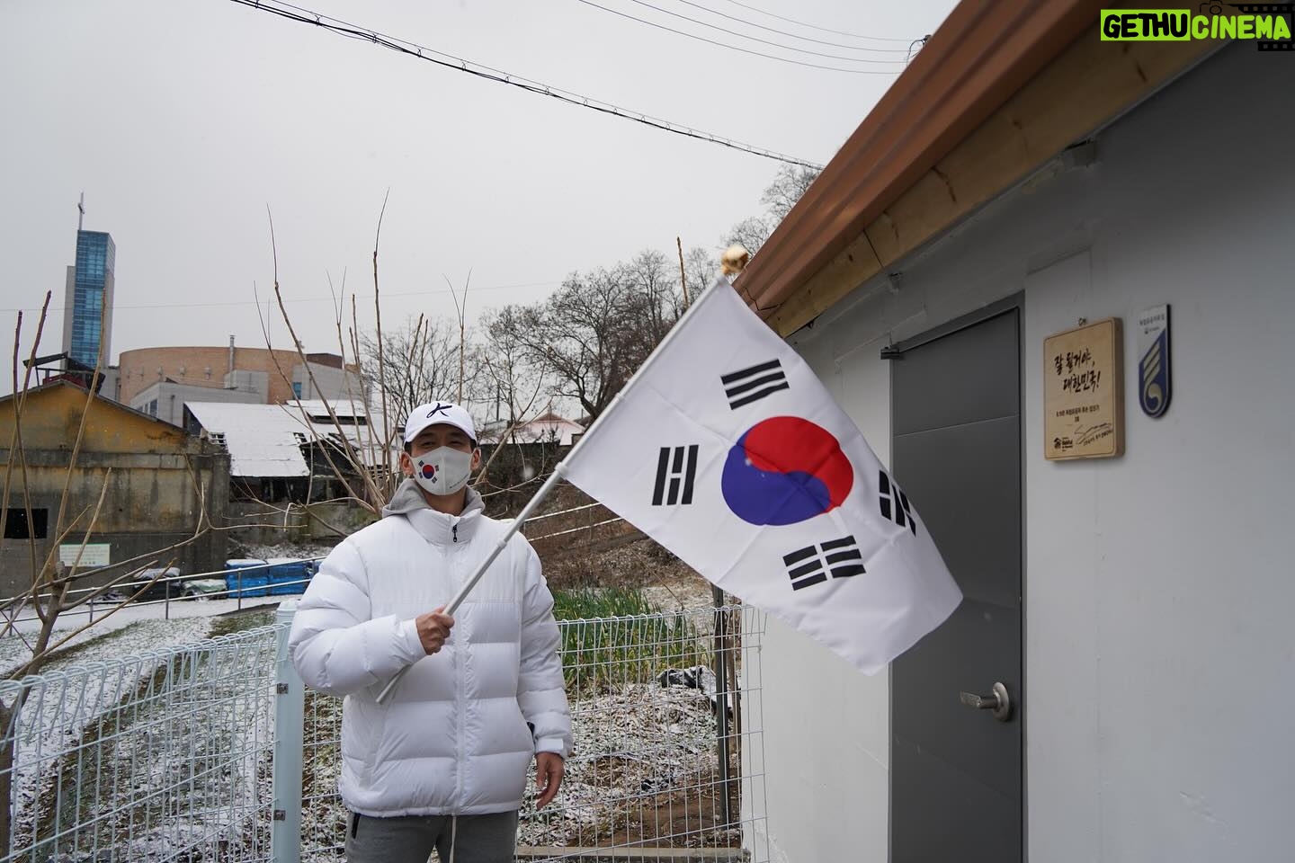 Sean - 4.8K Likes - 🇰🇷잘 될거야, 대한민국! 1~10호집
2020년 광복 75주년을 기념하기 위해서
8월15일 81.5km를 달리기로 마음 먹었습니다
어려운 환경에서 살고 계신 독립유공자 후손분들의 집을 지어드리고자 시작한 또 하나의 작은 한걸음이었습니다.
1호 집이 다 지어지고 헌정식을 위해서 전남 화순에 갔을때
1호집 주인이신 독립유공자 후손이신 김금순 할머니의 눈물을 보며 할머니의 손을 붑잡고 할머니께 약속 드렸습니다.
“제가 100호집까지 지어볼게요’
지금 13호집까지 완공되서 독립유공자 후손분즐께 헌정해드렸고 14,15,16,17호 집이 진행중입니다
김금순 헐머니와 헌 역속, 독립유공자 후손분들을 위한 100호의 집이 다 지어질때까지 저는 81.5km를 달립니다.
100호 집까지 짓는대는 지금 기준으로 200억원 정도 들 예정입니다
‘누군가는 해야 할 일이기에’
815런 신청 링크는 프로필에 있습니다.
#2024_815런 #815런 #잘될거야대한민국 #고맙습니다잊지않겠습니다 #한국해비타트 #션 #HabitatForHumanity