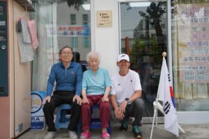Sean Instagram - 🇰🇷잘 될거야, 대한민국! 1~10호집
2020년 광복 75주년을 기념하기 위해서
8월15일 81.5km를 달리기로 마음 먹었습니다
어려운 환경에서 살고 계신 독립유공자 후손분들의 집을 지어드리고자 시작한 또 하나의 작은 한걸음이었습니다.
1호 집이 다 지어지고 헌정식을 위해서 전남 화순에 갔을때
1호집 주인이신 독립유공자 후손이신 김금순 할머니의 눈물을 보며 할머니의 손을 붑잡고 할머니께 약속 드렸습니다.
“제가 100호집까지 지어볼게요’
지금 13호집까지 완공되서 독립유공자 후손분즐께 헌정해드렸고 14,15,16,17호 집이 진행중입니다
김금순 헐머니와 헌 역속, 독립유공자 후손분들을 위한 100호의 집이 다 지어질때까지 저는 81.5km를 달립니다.
100호 집까지 짓는대는 지금  기준으로 200억원 정도 들 예정입니다

‘누군가는 해야 할 일이기에’

815런 신청 링크는 프로필에 있습니다.
#2024_815런 #815런 #잘될거야대한민국 #고맙습니다잊지않겠습니다 #한국해비타트 #션 #HabitatForHumanity