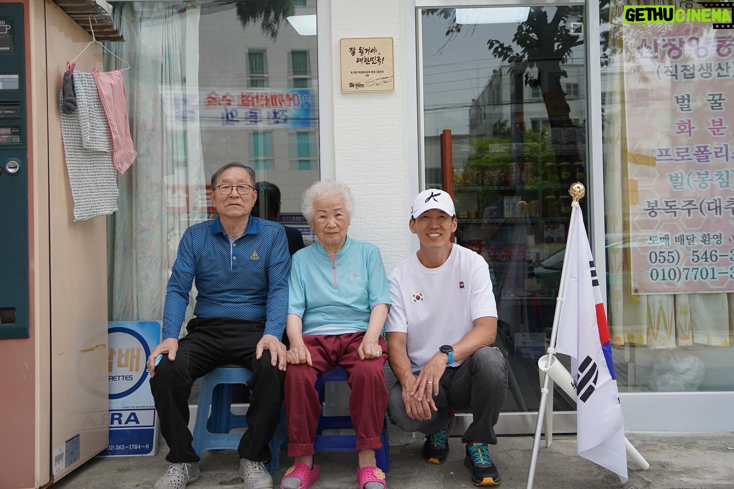 Sean - 4.8K Likes - 🇰🇷잘 될거야, 대한민국! 1~10호집
2020년 광복 75주년을 기념하기 위해서
8월15일 81.5km를 달리기로 마음 먹었습니다
어려운 환경에서 살고 계신 독립유공자 후손분들의 집을 지어드리고자 시작한 또 하나의 작은 한걸음이었습니다.
1호 집이 다 지어지고 헌정식을 위해서 전남 화순에 갔을때
1호집 주인이신 독립유공자 후손이신 김금순 할머니의 눈물을 보며 할머니의 손을 붑잡고 할머니께 약속 드렸습니다.
“제가 100호집까지 지어볼게요’
지금 13호집까지 완공되서 독립유공자 후손분즐께 헌정해드렸고 14,15,16,17호 집이 진행중입니다
김금순 헐머니와 헌 역속, 독립유공자 후손분들을 위한 100호의 집이 다 지어질때까지 저는 81.5km를 달립니다.
100호 집까지 짓는대는 지금 기준으로 200억원 정도 들 예정입니다
‘누군가는 해야 할 일이기에’
815런 신청 링크는 프로필에 있습니다.
#2024_815런 #815런 #잘될거야대한민국 #고맙습니다잊지않겠습니다 #한국해비타트 #션 #HabitatForHumanity