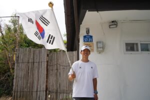 Sean Instagram - 🇰🇷잘 될거야, 대한민국! 1~10호집
2020년 광복 75주년을 기념하기 위해서
8월15일 81.5km를 달리기로 마음 먹었습니다
어려운 환경에서 살고 계신 독립유공자 후손분들의 집을 지어드리고자 시작한 또 하나의 작은 한걸음이었습니다.
1호 집이 다 지어지고 헌정식을 위해서 전남 화순에 갔을때
1호집 주인이신 독립유공자 후손이신 김금순 할머니의 눈물을 보며 할머니의 손을 붑잡고 할머니께 약속 드렸습니다.
“제가 100호집까지 지어볼게요’
지금 13호집까지 완공되서 독립유공자 후손분즐께 헌정해드렸고 14,15,16,17호 집이 진행중입니다
김금순 헐머니와 헌 역속, 독립유공자 후손분들을 위한 100호의 집이 다 지어질때까지 저는 81.5km를 달립니다.
100호 집까지 짓는대는 지금  기준으로 200억원 정도 들 예정입니다

‘누군가는 해야 할 일이기에’

815런 신청 링크는 프로필에 있습니다.
#2024_815런 #815런 #잘될거야대한민국 #고맙습니다잊지않겠습니다 #한국해비타트 #션 #HabitatForHumanity