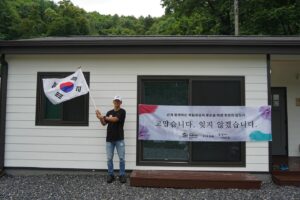 Sean Instagram - 🇰🇷잘 될거야, 대한민국! 1~10호집
2020년 광복 75주년을 기념하기 위해서
8월15일 81.5km를 달리기로 마음 먹었습니다
어려운 환경에서 살고 계신 독립유공자 후손분들의 집을 지어드리고자 시작한 또 하나의 작은 한걸음이었습니다.
1호 집이 다 지어지고 헌정식을 위해서 전남 화순에 갔을때
1호집 주인이신 독립유공자 후손이신 김금순 할머니의 눈물을 보며 할머니의 손을 붑잡고 할머니께 약속 드렸습니다.
“제가 100호집까지 지어볼게요’
지금 13호집까지 완공되서 독립유공자 후손분즐께 헌정해드렸고 14,15,16,17호 집이 진행중입니다
김금순 헐머니와 헌 역속, 독립유공자 후손분들을 위한 100호의 집이 다 지어질때까지 저는 81.5km를 달립니다.
100호 집까지 짓는대는 지금  기준으로 200억원 정도 들 예정입니다

‘누군가는 해야 할 일이기에’

815런 신청 링크는 프로필에 있습니다.
#2024_815런 #815런 #잘될거야대한민국 #고맙습니다잊지않겠습니다 #한국해비타트 #션 #HabitatForHumanity
