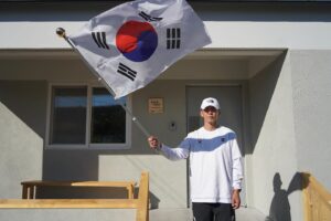 Sean Instagram - 🇰🇷잘 될거야, 대한민국! 1~10호집
2020년 광복 75주년을 기념하기 위해서
8월15일 81.5km를 달리기로 마음 먹었습니다
어려운 환경에서 살고 계신 독립유공자 후손분들의 집을 지어드리고자 시작한 또 하나의 작은 한걸음이었습니다.
1호 집이 다 지어지고 헌정식을 위해서 전남 화순에 갔을때
1호집 주인이신 독립유공자 후손이신 김금순 할머니의 눈물을 보며 할머니의 손을 붑잡고 할머니께 약속 드렸습니다.
“제가 100호집까지 지어볼게요’
지금 13호집까지 완공되서 독립유공자 후손분즐께 헌정해드렸고 14,15,16,17호 집이 진행중입니다
김금순 헐머니와 헌 역속, 독립유공자 후손분들을 위한 100호의 집이 다 지어질때까지 저는 81.5km를 달립니다.
100호 집까지 짓는대는 지금  기준으로 200억원 정도 들 예정입니다

‘누군가는 해야 할 일이기에’

815런 신청 링크는 프로필에 있습니다.
#2024_815런 #815런 #잘될거야대한민국 #고맙습니다잊지않겠습니다 #한국해비타트 #션 #HabitatForHumanity